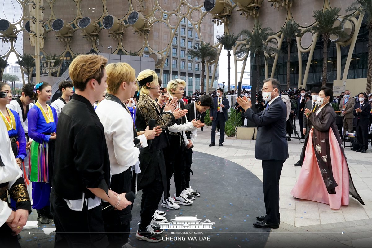 TheBlueHouseKR's tweet image. 문 대통령은 &quot;두바이 엑스포는 2030년 부산 엑스포를 유치하고자 하는 한국에 많은 영감을 주고 있다&quot;며 &quot;2030년, 한국의 해양 수도 부산에서 다시 만나 ‘세계의 대전환’이라는 담대한 항해에 함께하길 희망한다&quot;고 말했습니다.
▶️facebook.com/TheBlueHouseKR…