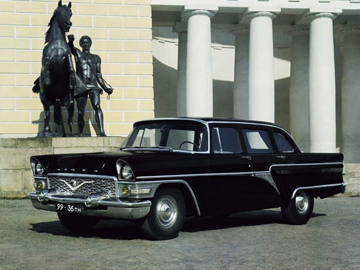16 января 1959 года с конвейера Горького автозавода сошла первая партия легковых 7- местных автомобилей «Чайка» (ГАЗ-13). Машину оснастили мощным двигателем объёмом 5,5 литров и мощностью 195 л.с., гидроусилителем руля, кнопочным переключением передач, электростеклоподъёмниками…