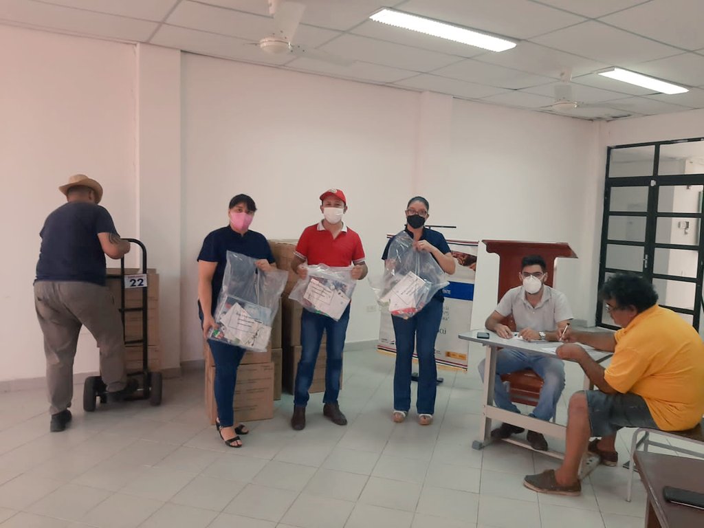 NeembucuEduc's tweet photo. #Pilar
#Domingo 
#kitescolar ✏️📒🇵🇾
Entrega en el Centro de Recursos "Antolina Lombardi", acompañando el Director Departamental @VctorMa23266807 y el compañero Referente @Sosa71S
Construyendo juntos la educación que soñamos 🇵🇾
@MECpy https://t.co/LDTsRhXBsA