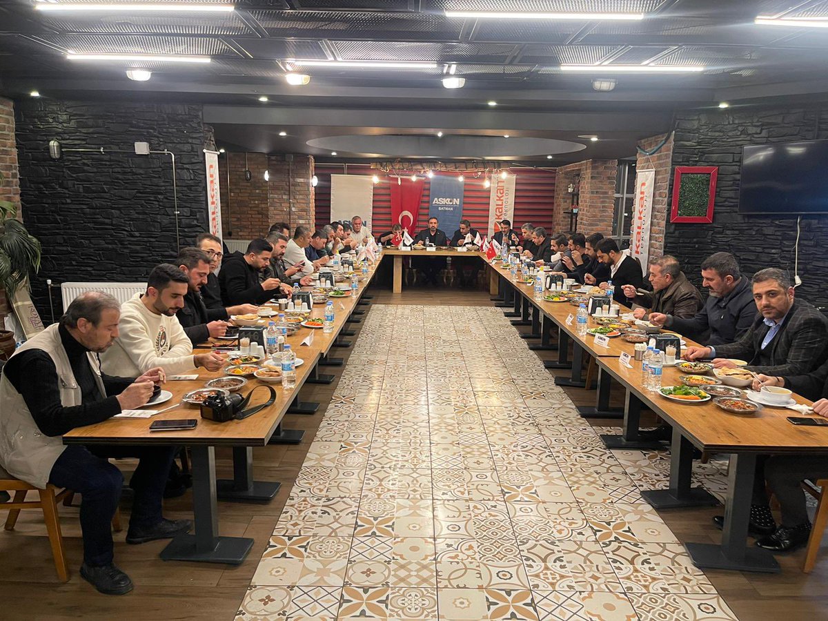 askonbatman's tweet photo. Şubemizin ev sahipliğinde Sektörel buluşmalar kapsamında Batman’nın lokomotifi konumunda bulunan tekstil sektörünün sorun ve çözüm konuları masaya yatırdı.Toplantıya @iskurbatman Md. @besimeviz @Batmantso Bşk @a_kadirdemir @teksiad Bşk @mmtozt ve @askonbatman sektör Bşk katıldı. https://t.co/2KGkFUkvSz