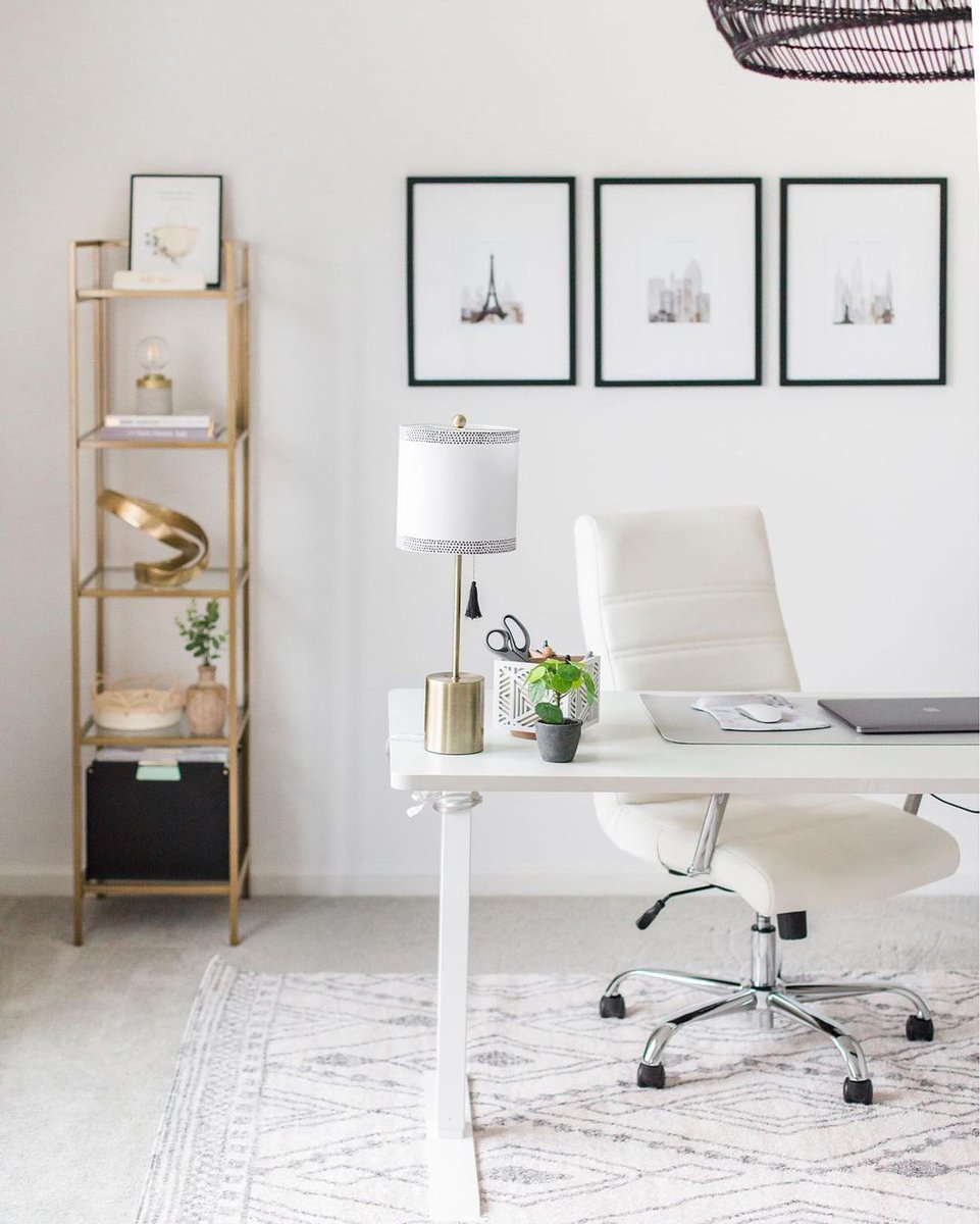 FlexiSpot's tweet image. Get to work on clearing out all those documents and stationary laying on your desk. Your mind will thank you once your office looks open and airy.

Credit: @kirstynschaeferinteriors (insta)