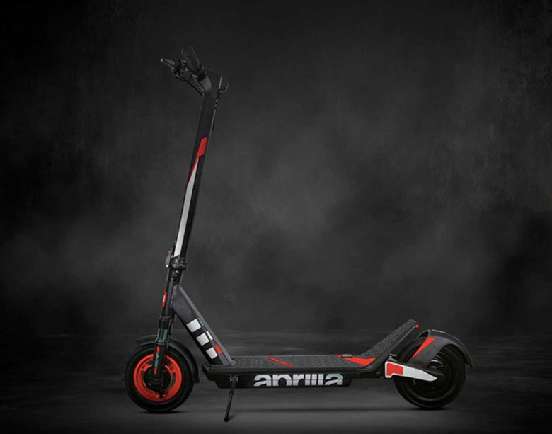 Bikes_Catalog's tweet photo. Aprilia 2022 eSR2 Electric Scooter
#Aprilia #eSR2 #Electric #Scooter https://t.co/kCdfBgTDeJ