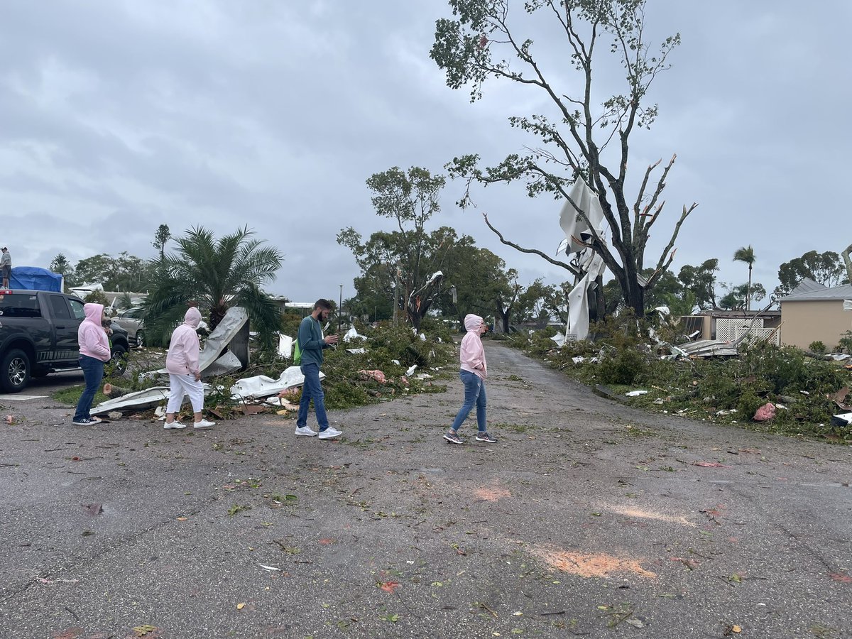 The latest snapshot from on the ground. Neighbors working alongside fire and EMS to clear debris. @Fox4Now https://t.co/CTDN8s4jET