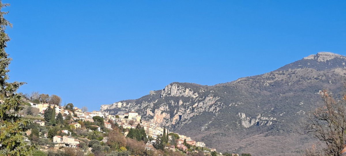 🏡🌅 Balade a pied 🦶🚶‍♀️🚶‍♂️🚶a Bar sur Loup a proximite de nos gites locations-06.fr en janvier sous le soleil de La Cote d Azur...🏖
c est genial 🌅

#gites #balade #village #CotedAzurFrance #enjoy #randonnée #nature #soleil #alpesmaritimes #locationsaisonniere