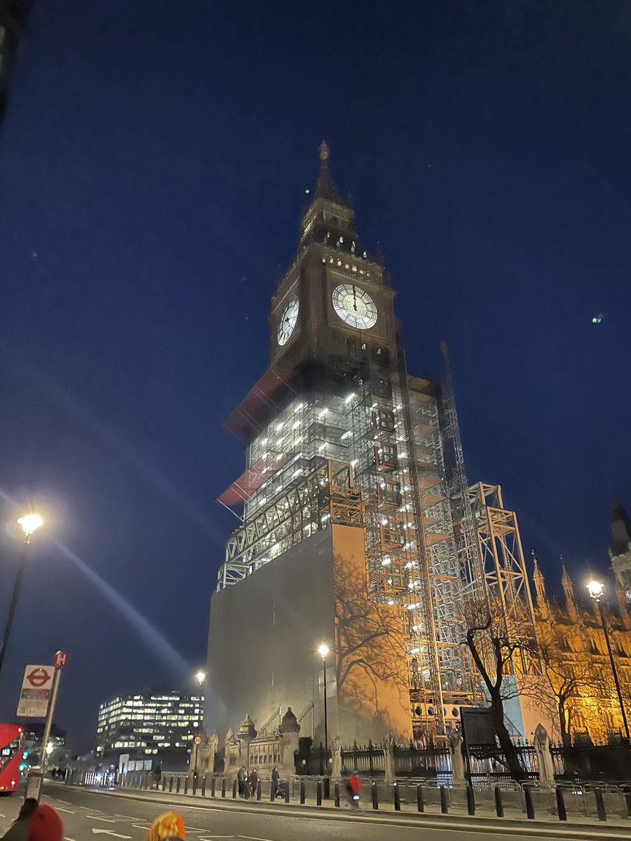 DonoghueCal's tweet photo. me and my boyfriend flew to london for 19 hours just to see big benny’s head x https://t.co/4iR2Mufb36