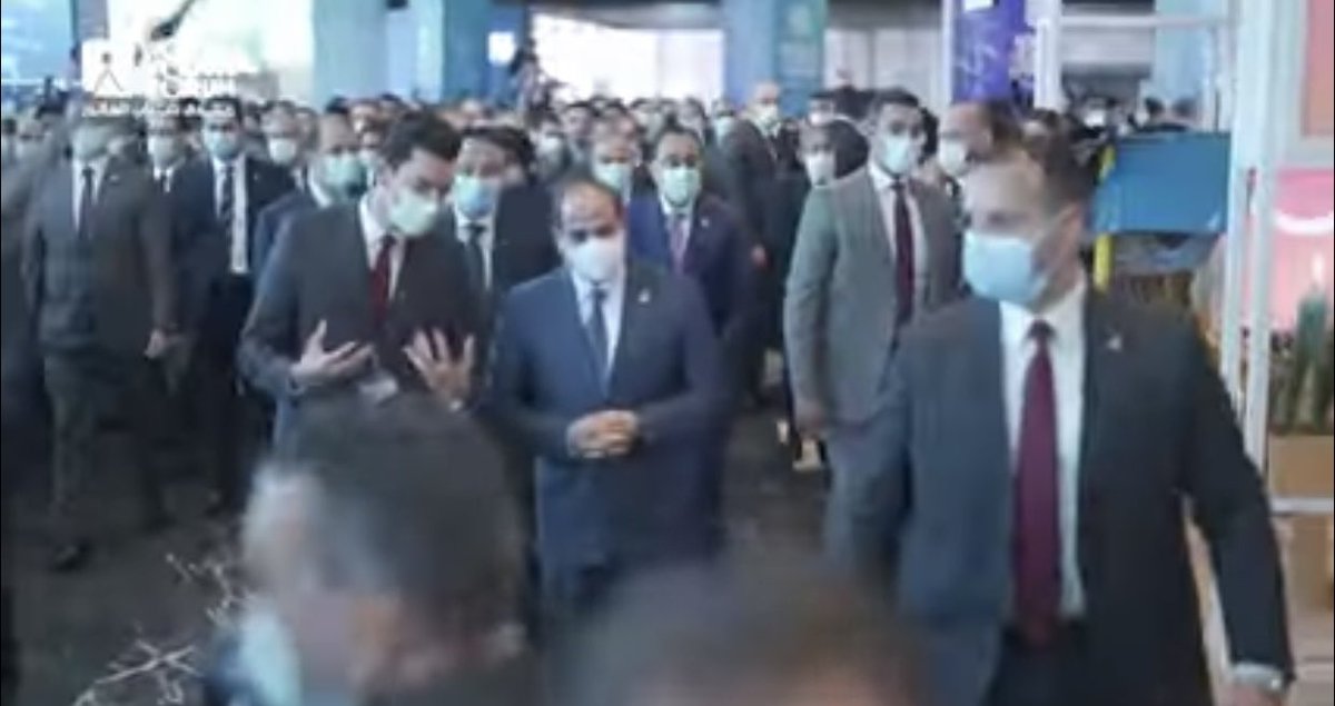Mohameddodi9's tweet photo. عاجبني اوي موقف البطل اللي اخترق موكب السيد الرئيس بكل شجاعه ليصل ليشرح له ماسوف يراه في معرض ابناء سينا https://t.co/8H9zAh4NoV