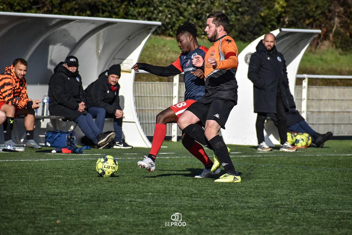 FCML49's tweet image. Se frotter à nos adversaires nous manque 💔

Et toi, qu'est ce qui te manque le plus... La chaleur humaine du contact ou la 11ème bière gratuite à la buvette ? 😏

#allezlesoranges #roadtoD2 🧡
📸 BeProd Photos