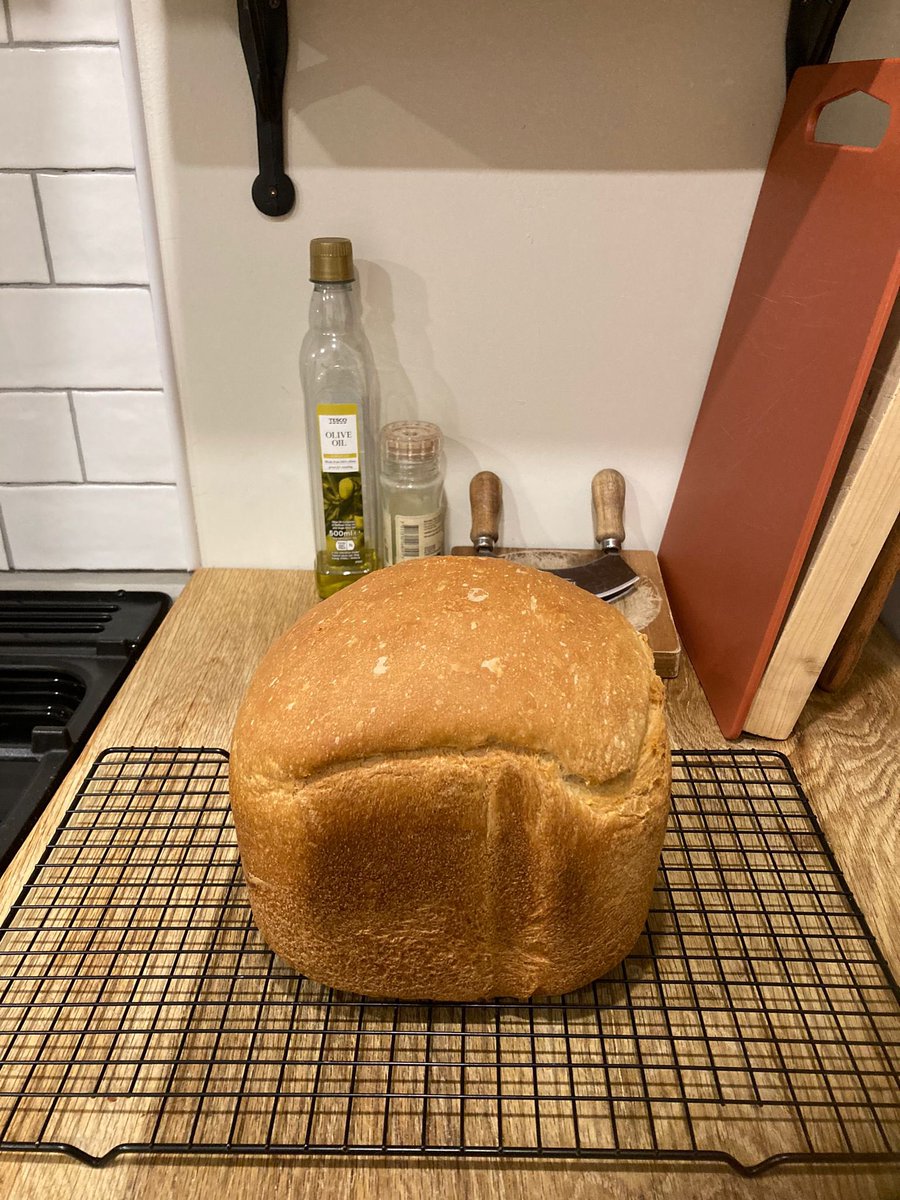 LynnParsonsUK's tweet photo. The Amazing @MiriMiriGreen is is On the Radio right now @magicfm offering You a Taste of what to expect on Our Digital station #MagicChilled Miri is Multitalented She also Baked this Delicious Loaf this morning #homemadeBread #GoGirl https://t.co/eQevmMjc75