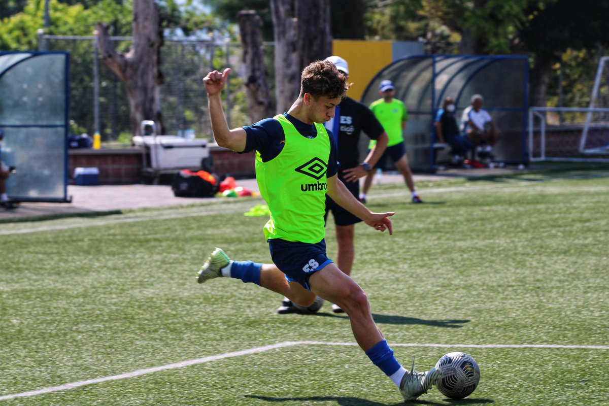 LaSelecta_SLV's tweet photo. 💪🏼⚽🇸🇻| Continuamos en el #ModoSelectaOn con la preparación de nuestra Selección Nacional Mayor.
#ElSalvador🇸🇻 | #SelectaMayor https://t.co/wp3EhbZQvO