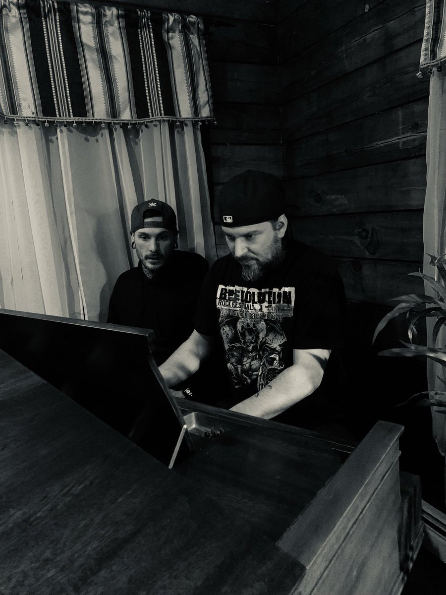 DripperPb's tweet photo. I forgot I had this candid shot of @MrMustard2012 and @DeadSunOblivion. That is a look of pure focus! 🎹 🎶 @nicedripnft #shreddingdrips #MusicNFTs https://t.co/l7VCZRxkka