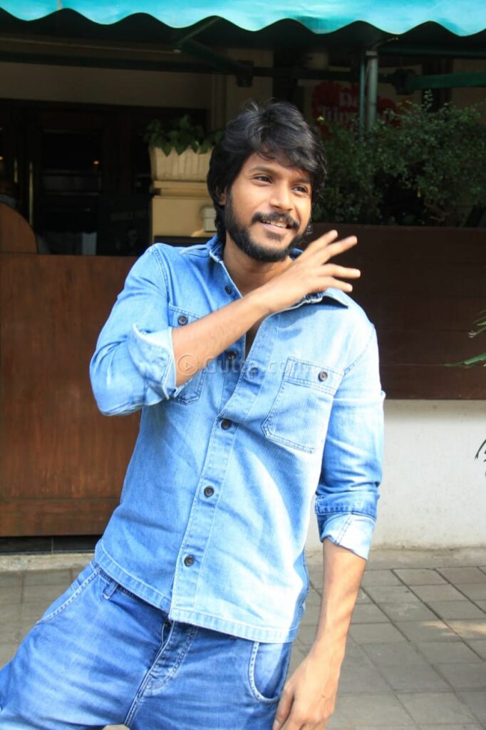 GulteOfficial's tweet image. .@sundeepkishan, who made Mumbai his second home, is papped by local shutterbugs. Sundeep does @AlluArjun&apos;s signature gesture #ThaggedeLe from Pushpa and steals the show. Looks dapper in denim-on-denim outfit.

Pinning high on #VijaySethupathi&apos;s #Michael &amp;amp; Family Man 3 this 2022!