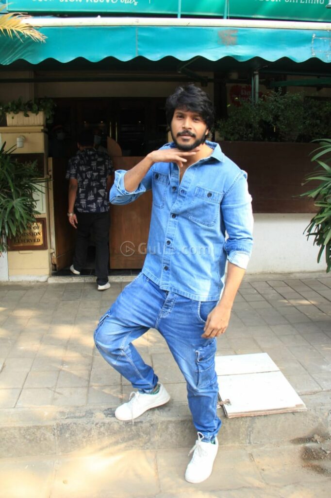 GulteOfficial's tweet image. .@sundeepkishan, who made Mumbai his second home, is papped by local shutterbugs. Sundeep does @AlluArjun&apos;s signature gesture #ThaggedeLe from Pushpa and steals the show. Looks dapper in denim-on-denim outfit.

Pinning high on #VijaySethupathi&apos;s #Michael &amp;amp; Family Man 3 this 2022!