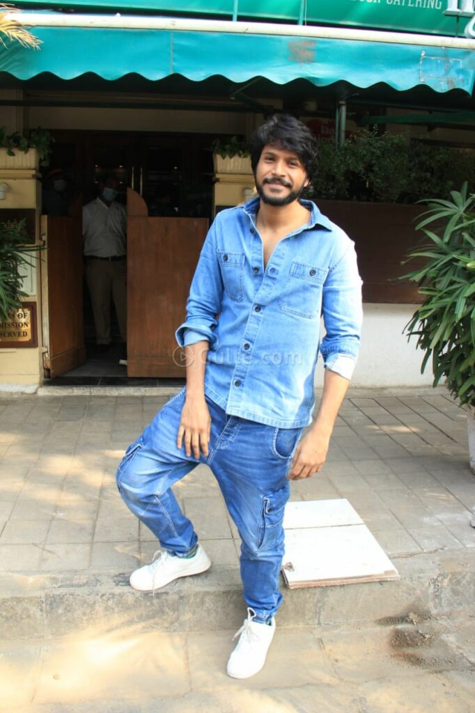 GulteOfficial's tweet image. .@sundeepkishan, who made Mumbai his second home, is papped by local shutterbugs. Sundeep does @AlluArjun&apos;s signature gesture #ThaggedeLe from Pushpa and steals the show. Looks dapper in denim-on-denim outfit.

Pinning high on #VijaySethupathi&apos;s #Michael &amp;amp; Family Man 3 this 2022!