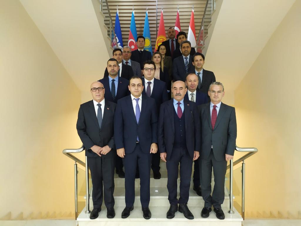 TDMMBresmi's tweet photo. Türk Dünyası M��hendisler ve Mimarlar Birliğimiz; yönetiminden müteşekkil bir heyetle, Meşhur Karabağ Zaferinin ardından yapılan 4-6 Şubat 2021 tarihli ziyaretinin ardından ikinci kez 13-15 Ocak 2022 tarihleri arasında Dost ve Kardeş Ülkemiz Can Azerbaycan’a ziyarette bulunmuştur. https://t.co/BIZXfunf1R