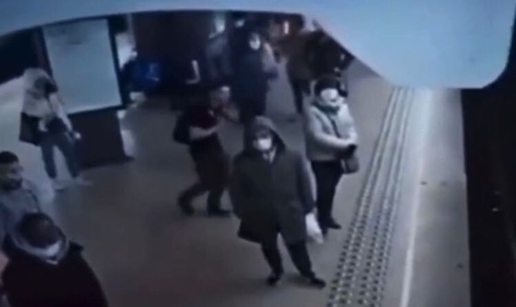 Belçika Brüksel'de metro durağında bir erkek, bir kadını tren raylarında itti. Kadın trenin acil durum freni yapmasıyla son anda kurtuldu ve kaçan fail yakalandı.

Kadınlar dünyanın her yerinde şiddetin türlü biçimlerine maruz bırakılıyor.