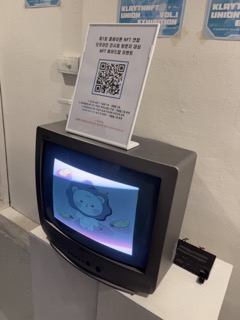 클레이튼 NFT 연합전시회에 다녀와써용♬ 용♬
귀엽고 멋있는 작품들이 많아 눈호강 하고 왔다용♬ 용♬
아날로그 TV가 있는 것을 보고 신기했어용♬ 용♬
여러 작가님들과 여러 좋은 분들을 만나 뵐 수 있어서 즐거웠네용♬ 용♬ 부끄럼쟁이 클레용은 금방 나왔지만용♬ 용♬ 😊<a href="/knu_exhibition/">클레이튼 NFT 연합 전시회</a>