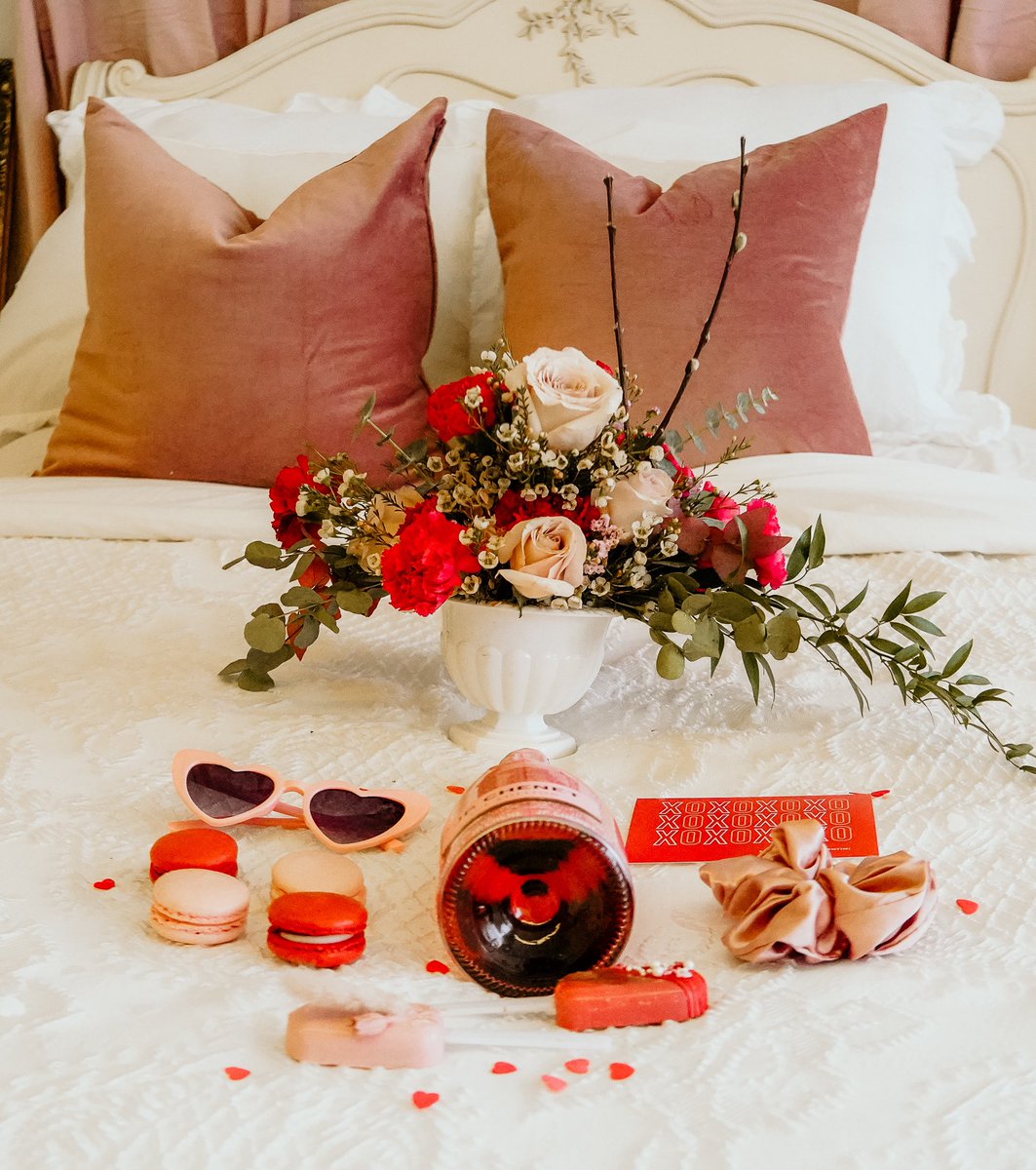 cathmichaud1997's tweet photo. Après 32 break-down cette semaine! Le site est enfin prêt et on relance nos boites de St-Valentin 🥺❤️ pour vous livrer de lamour à votre porte malgré la COVID https://t.co/rkzbpmNcsJ