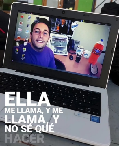 Le choree la notebook a la profe de matemática