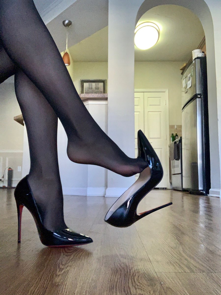PrinceCharme5's tweet photo. #pantyhose #dangling #hosedlegs #legs #louboutin #stiletto #highheels #louboutinworld @GoddessJuliet_ https://t.co/fRPWLHgyQa