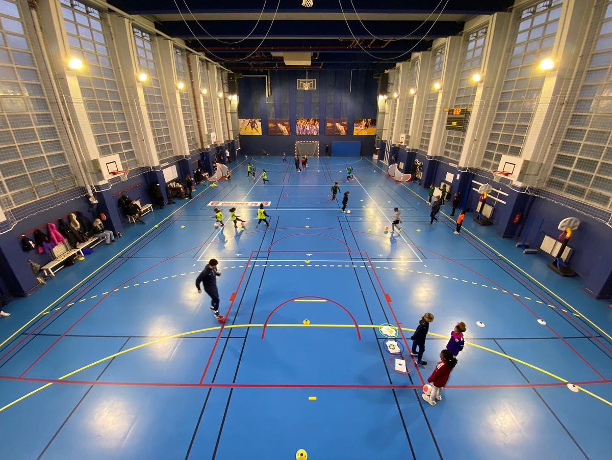 Ce matin, c'était la troisième édition des "Parisiennes O Foot" au Gymnase des Arts et Métiers ! 

L'occasion pour nos parisiennes de se réunir autour d'ateliers ludiques, et de pratiquer le football.

Un vrai moment de partage et de bonheur !