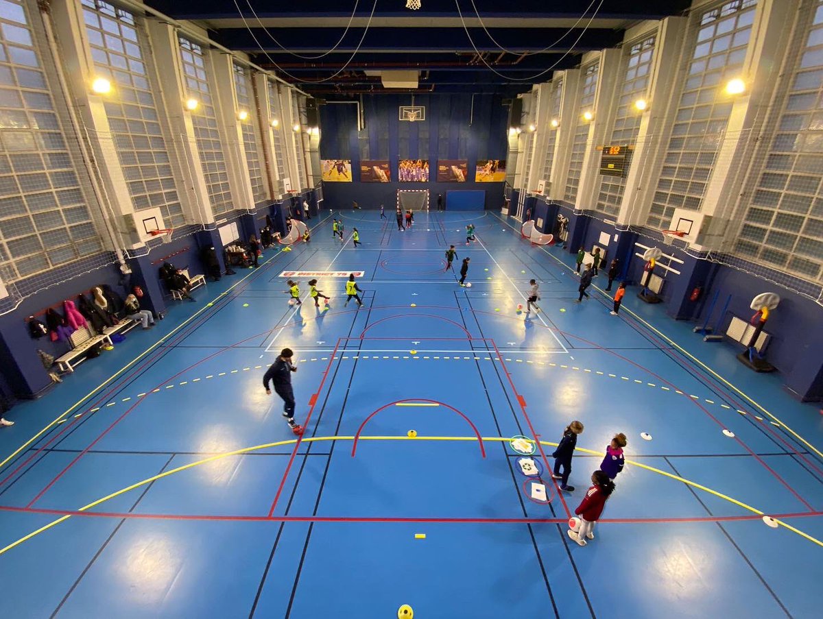 Ce matin, c'était la troisième édition des 'Parisiennes O Foot' au Gymnase des Arts et Métiers ! L'occasion pour nos parisiennes de se réunir autour d'ateliers ludiques, et de pratiquer le football. Un vrai moment de partage et de bonheur !