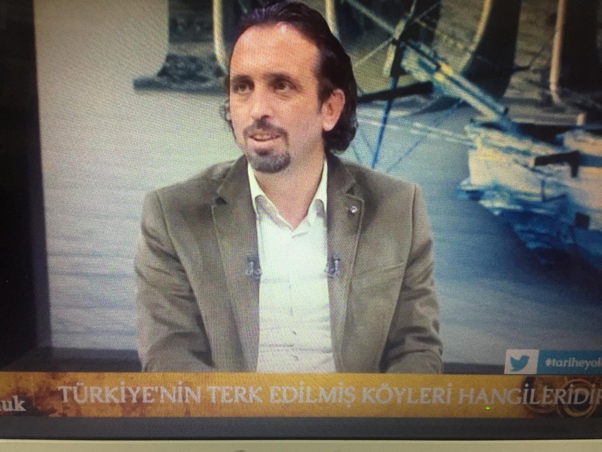 kansukiz's tweet photo. #TariheYolculuk Hocalarıma ve size keyifli yayınlar diliyorum. Biz çok keyif alarak izliyoruz. Köyler terkedilip yeni bir yerleşim yerine göç edilirken göçmenler nüfusun olmadığı yerler mi tercih ediyorlardı. Yerleşik nüfus yanına göç oluyor muydu? https://t.co/U4gcA9dUT3
