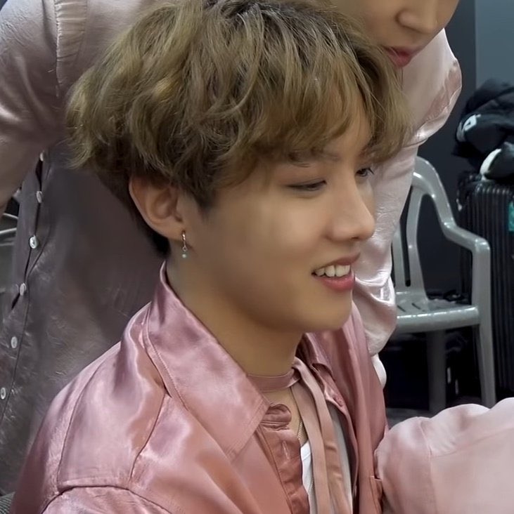 linh_tho6's tweet photo. #KOREAQUEST_JHOPE 
toy phải đăng cí 4g để trend nốt mấy cái này :)))) https://t.co/zBcaOW789g