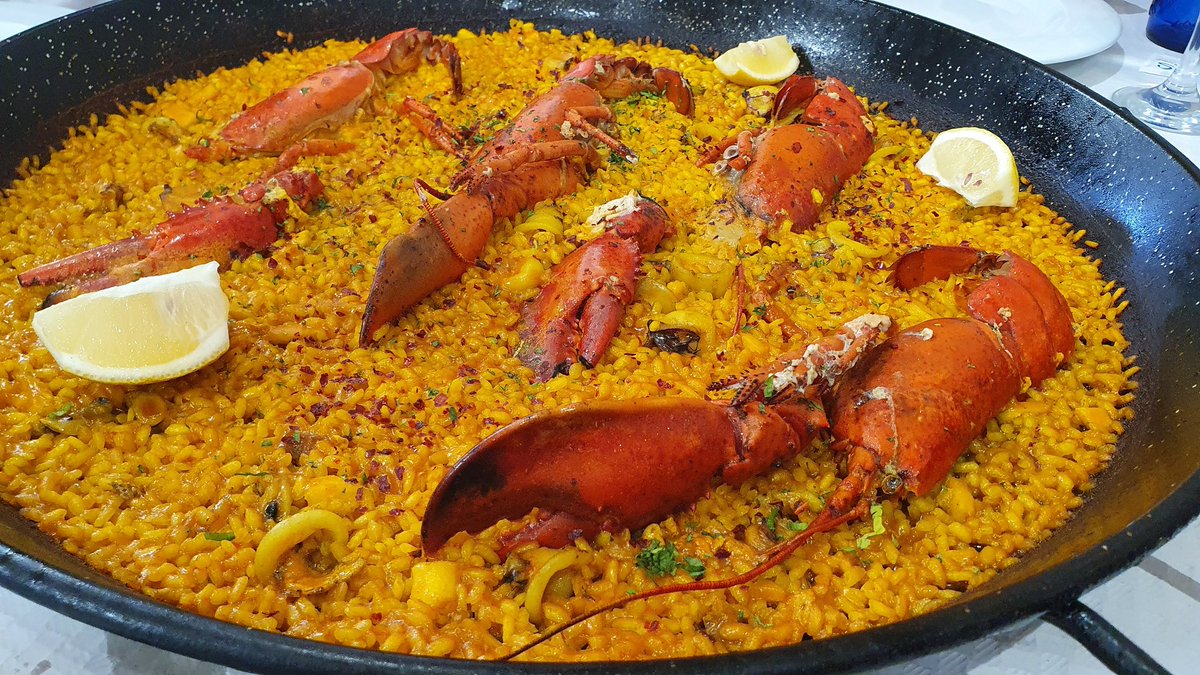 Albertopugilat's tweet photo. El arroz con bogavante que me he apretado con @DAlphaHispania para rematar el finde en Valencia, en un restaurante donde no pedían pasaporte covid ni chorradas.
Sublime. https://t.co/LNcnPxQXNk