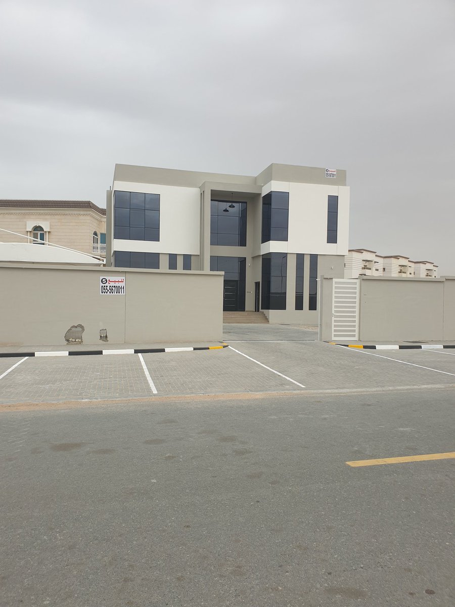 #للبيع فيلا جديدة دورين منطقة #البراشي
تتكون من 5 غرف نوم ماستر  مع درسنج ومجلس كبير وصالة كبيرة مع مطبخ تحضيري متكامل مع ملحق فيه مطبخ وغرفة خادمه وغرفة غسيل وتكييف مركزي
مساحة الأرض 10 الاف قدم
مساحة البناء 6100 قدم
موقع مميز والفيلا شكل مودرن
للتواصل 0555670011 بومحمد
#الشارقة