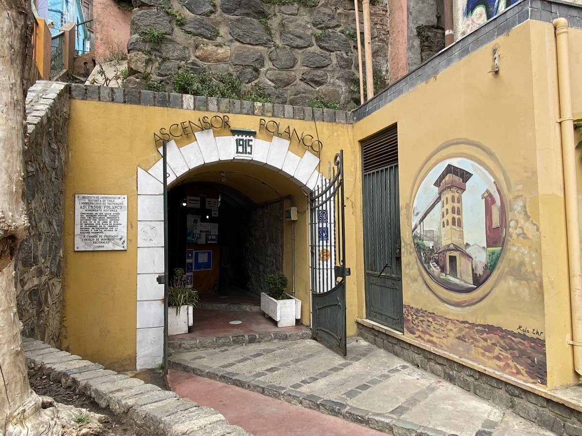 largiogonzalez's tweet photo. El #AscensorPolanco es uno de los ascensores de la ciudad de Valparaíso, Chile. Es el único ascensor de los 16 de la ciudad que se mueve verticalmente, mientras el resto son de tipo funicular. https://t.co/gnV8hVIBdo