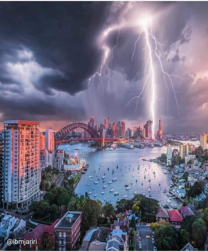 Krystyn31197823's tweet photo. "Between the lightning shines"
Sydney Australia ...⚡🌩️⚡ https://t.co/nIIUISu5Z7