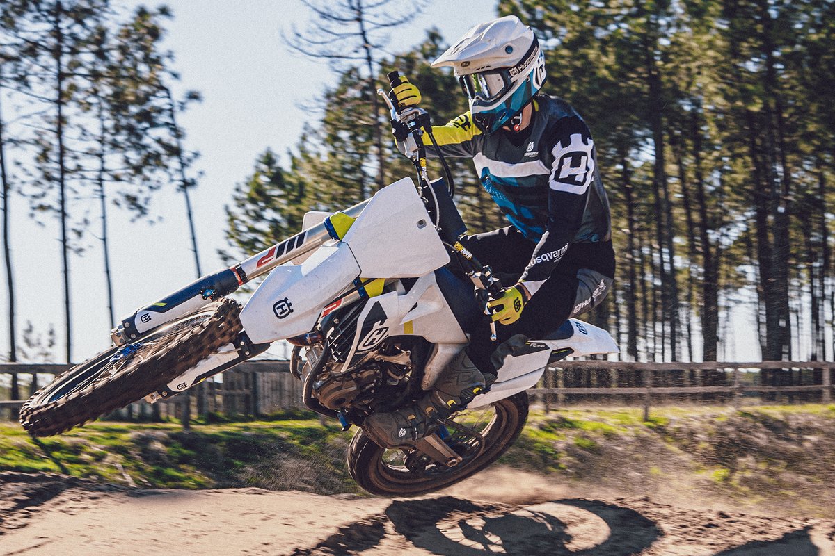 Hqv_Motorcycles's tweet photo. Making the most of the ultra-agile handling on our FC 350.
Balanced with 450-rivalling power, this versatile 'crosser is one of the most multi-talented machines on the market.
#HusqvarnaMotorcycles #RideHusky #GoRide #Motocross #FC350 https://t.co/ou2KY8N0ev