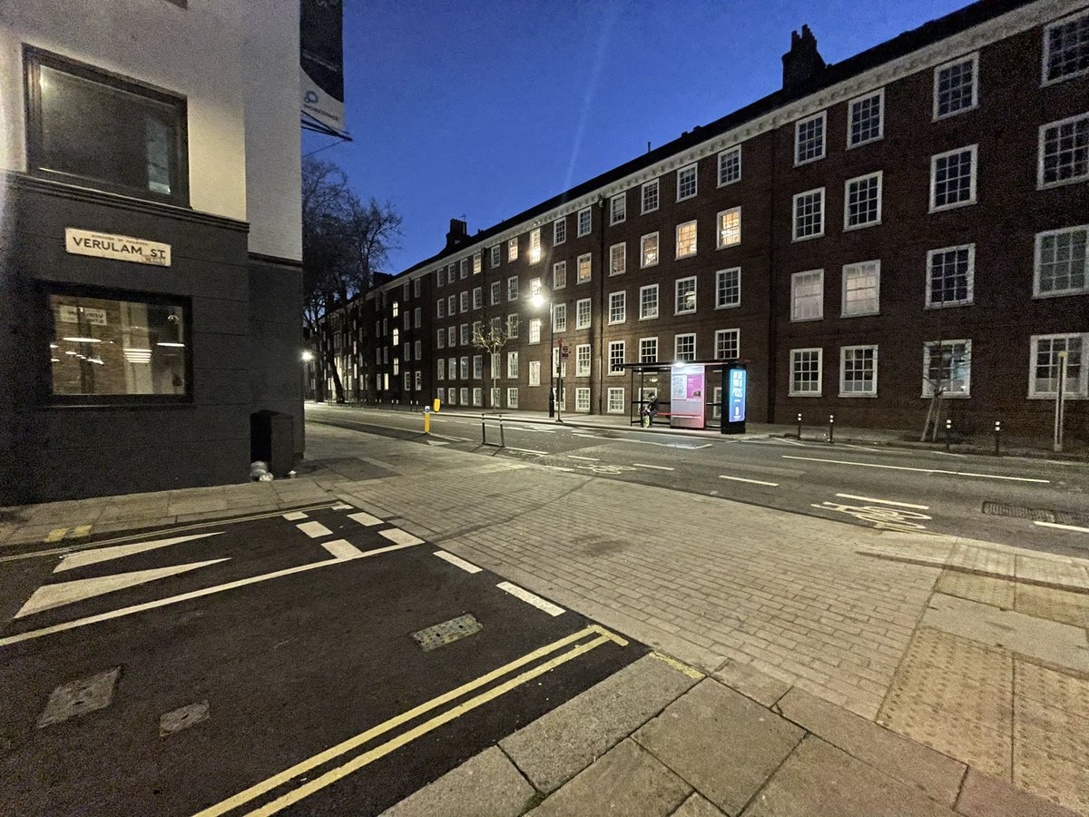 adamtranter's tweet image. Big fan of these new continuous footway treatments popping up on several side streets in Camden.

They clearly prioritise walking and reaffirm the right of way for pedestrians over turning vehicles. They look great too.