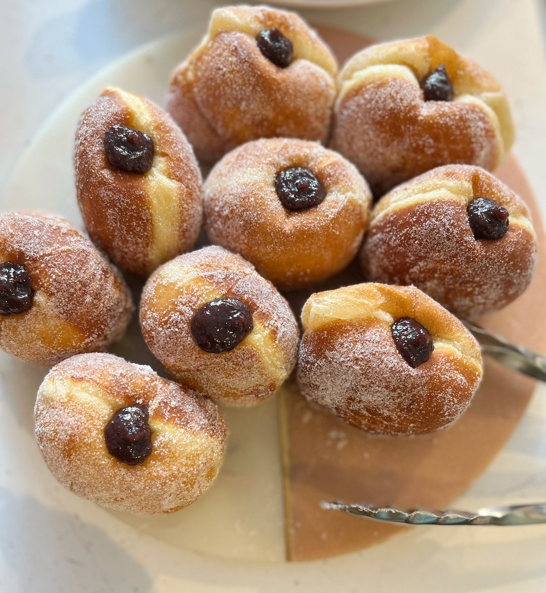 theibaker's tweet photo. Doughnuts https://t.co/OIbdRiyUHX