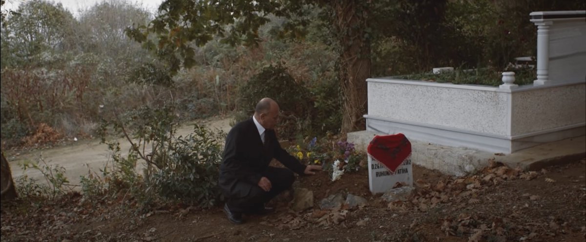 "Ah, kimin için atıyor bu yürek?
Söyle kimin için atıyor bu yürek?"