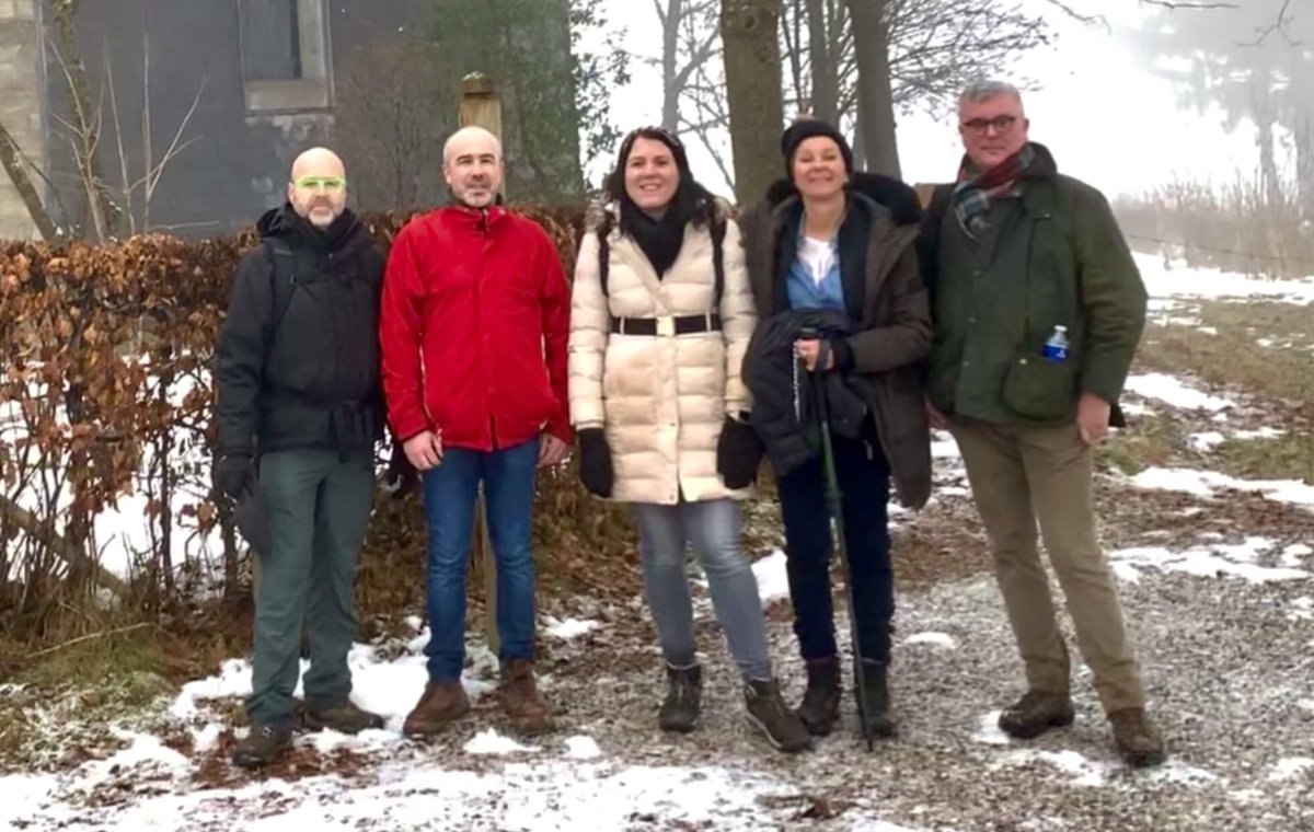 JoostVF's tweet photo. Vandaag weer spieren ontdekt waarvan ik het bestaan al lang vergeten was. We hadden beter onze schaatsen aangedaan. Maar toch dolle winterpret met @KarenLiesens @m_katoen @Karl_Drabbe @wcos_ &amp; @ManVanKatoen 👌🏻 #signaldebotrange https://t.co/pWdsZJcDE3
