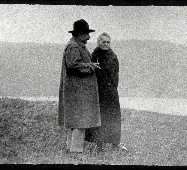 RT @scientists_feed: Albert Einstein and Marie Curie discussing near a lake, c. 1929 https://t.co/bjnAT3Dtyq