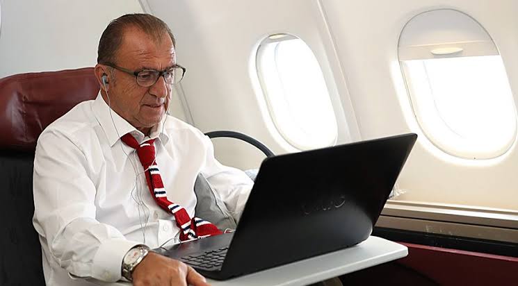 komodoluejder's tweet photo. @GalatasaraySK @BybitTurkiye FM'de 30 Milyon Euro'ya kurduğum kadro berbat çıkınca, yönetimle kavga edip yine mağduru oynadım. https://t.co/ZgZHZTmv62