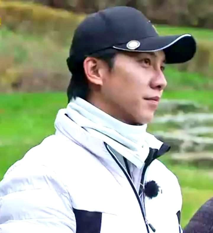 TriantafylliaLk's tweet photo. OK... yesterdays episode of teamup72 ..no words !#LeeSeungGi #이승기 #teamup72 https://t.co/9NbWj25Yur
