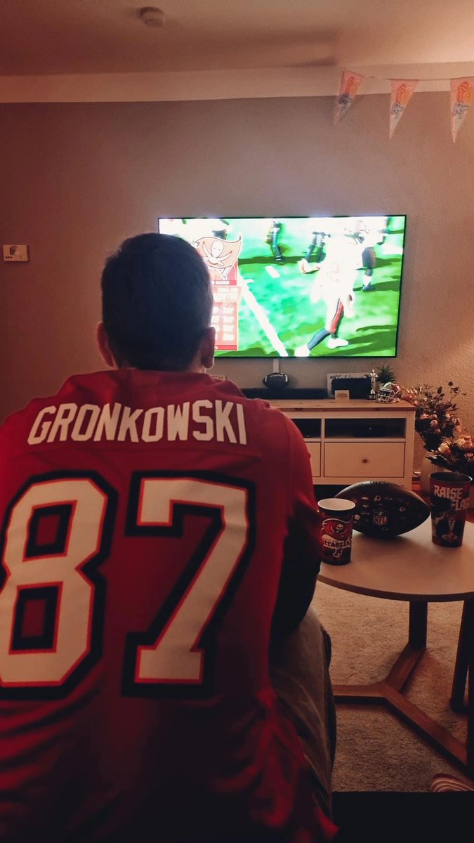 AndyNehlsen's tweet photo. Playoff time,Baby🏈 #GoBucs🏴‍☠️ 
Grüße ins Studio 👍
@ransport 
@rannfl_suechtig 
@Icke41 
@EsumePatrick 
@stecker_jan
@Buccaneers 
@RobGronkowski https://t.co/W2TzWSPhAw