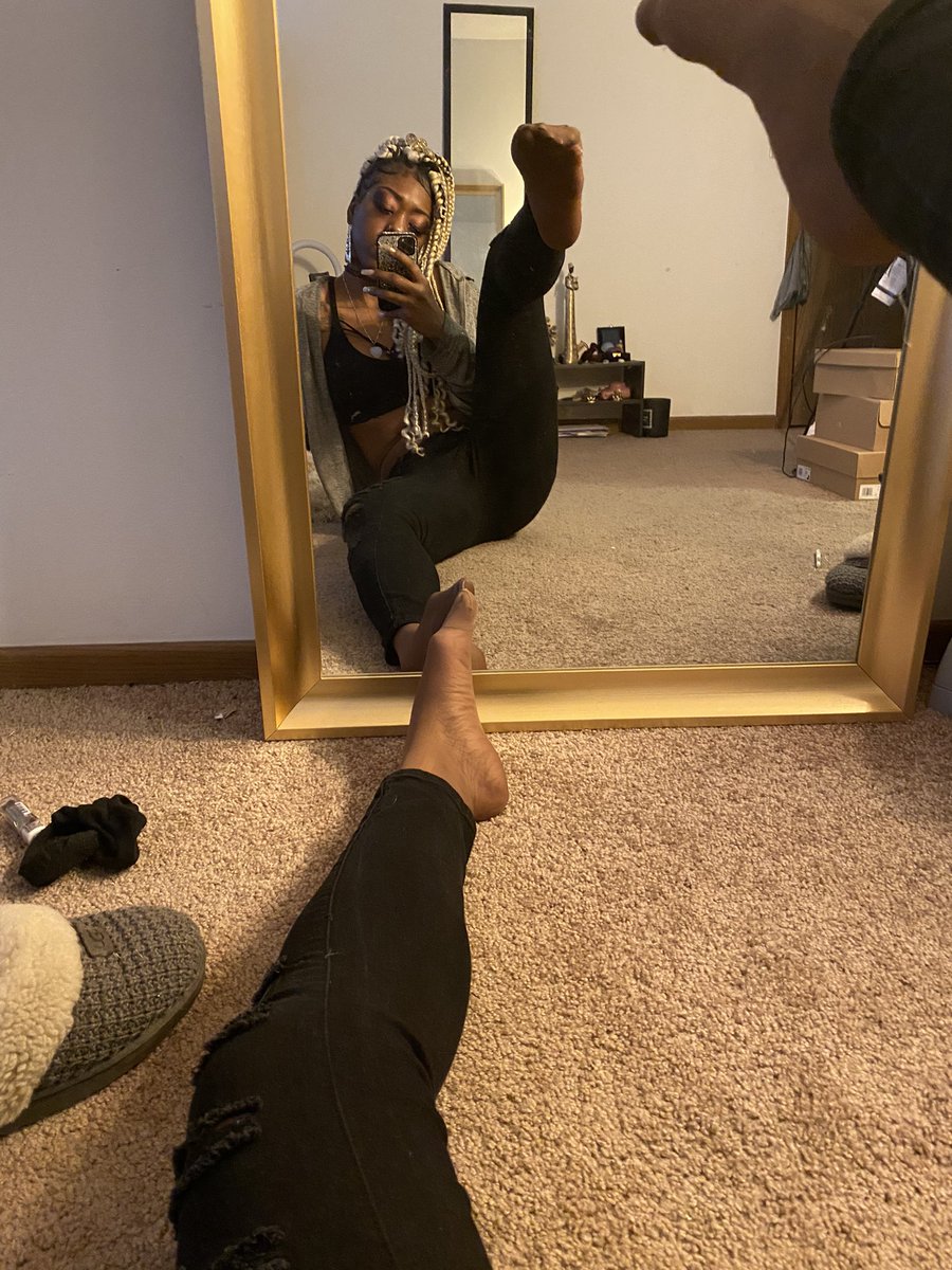 CaramelToesz's tweet photo. Nylon under jeans season 👣😈 #feet #foot #soles #toes #prettyfeet #nylonfeets #Nylongirls https://t.co/HWurRe6Svk