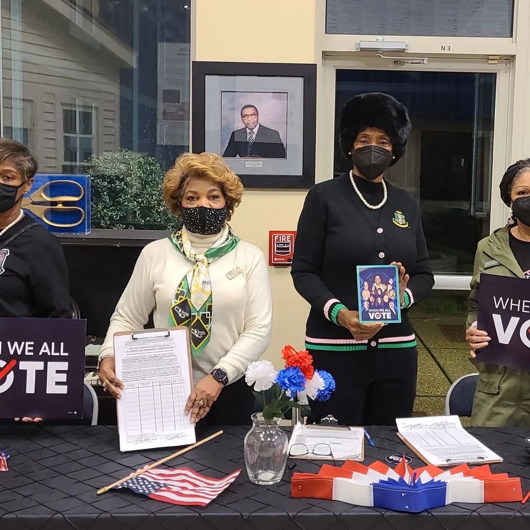 WhenWeAllVote's tweet photo. We love seeing our volunteers out in their communities protecting our democracy! π³π #MLKDay #MLKWeekendOfService https://t.co/u6g1WY6okv