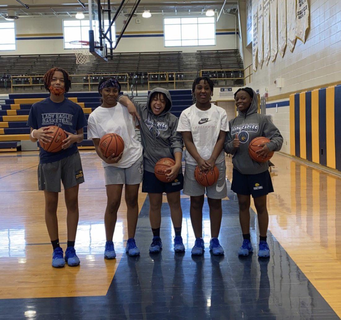 shawnee_eagles's tweet photo. These 5 came to work on a Sunday ! https://t.co/CW5ibJigEj