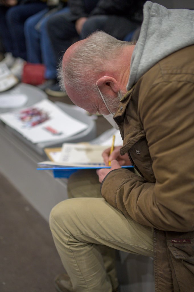 BasketInFrance1's tweet photo. Le dessineux en pleine dédicace impromptue. https://t.co/zIuFXtF6Dr
