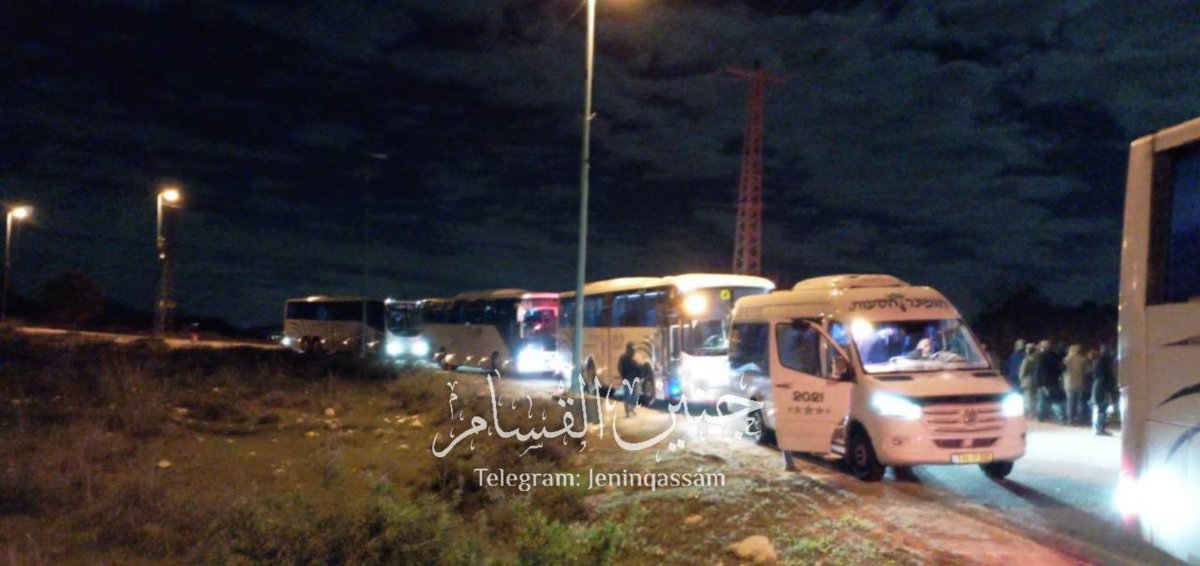 klaib94's tweet photo. Hundreds of settlers are gathering at the entrance to the town of Burqa, northwest of Nablus, and are attacking by throwing stones at citizens' homes.

#أنقذوا_برقة #SaveBurqa #IsraeliTerrorism https://t.co/maP0b49aQG