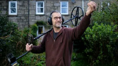Cornwall maths teacher discovers 2,000-year old #Roman gold ring in his front garden. 
itv.com/news/westcount… #RomanBritain #Archaeology #StJust #RomanArchaeology #Cornwall