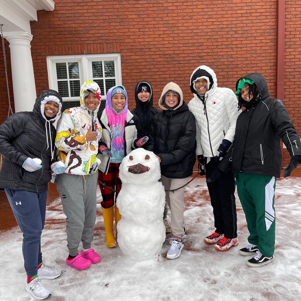 QueensWBB's tweet photo. A little snow never hurt anyone

❄️❄️❄️

👑🦁

#Family #WINeverything #WE https://t.co/odLKR5VFrX