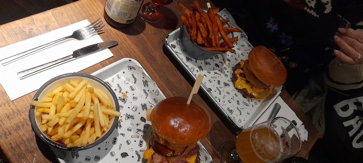 radfordred's tweet photo. Not good with burgers, leaves me shitting over nine hedges ๐ฉ #FatHippo #RateMyPlate #Nottingham https://t.co/pfmv3hsEQa