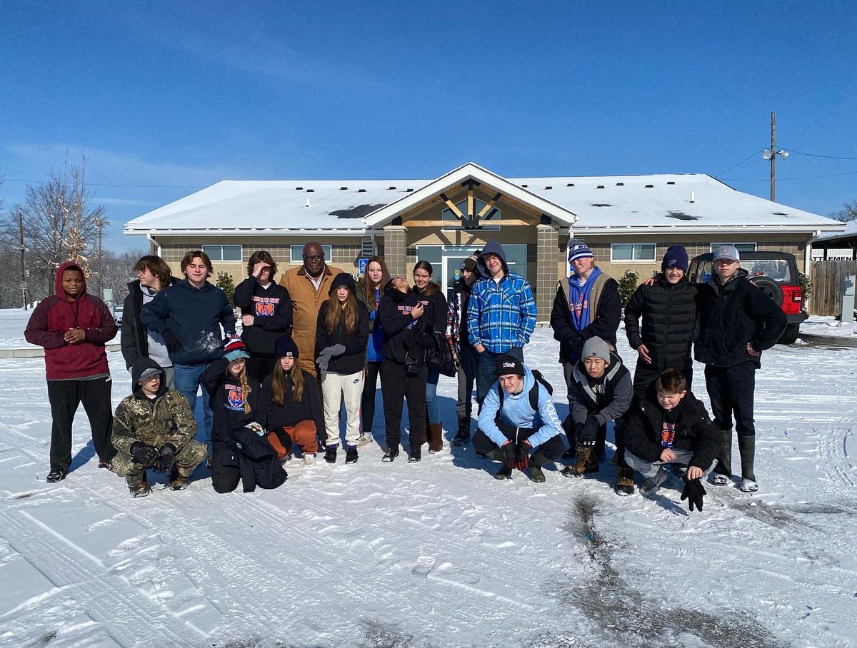 Each year, we intend to take part in service opportunities and give back to the community. Today we assisted Mr. Elzy over at Rotary Park in cleaning up the Xmas displays. 

Thanks to <a href="/CoachStache_/">Coach Newbury</a> for setting this up! 

#Community #Service #Wrestling