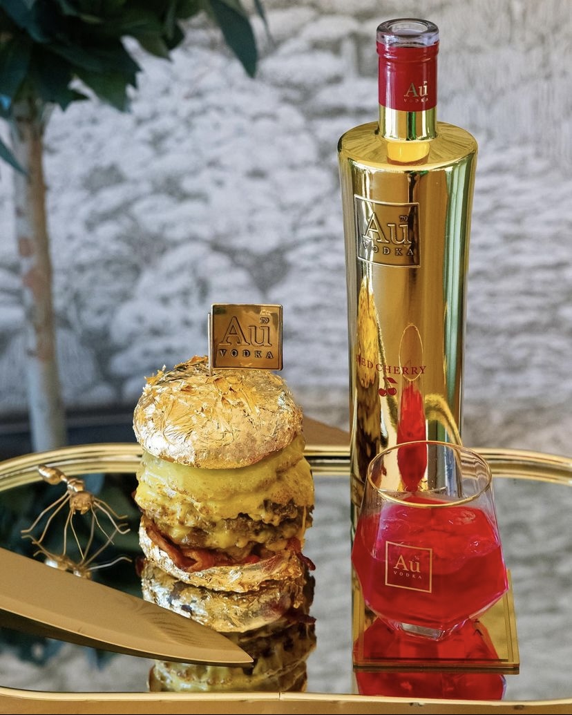 AuVodka's tweet photo. The Au 24ct Gold Burger 🍔

Made with:
4 beef steak patty’s
Au Red Cherry Glaze
4 Bacon Rashers
24ct Gold Leaf Bun

Paired with Au Red Cherry 🍒

Made by The Hills, Brecon

#AuVodka #HillsBrecon @HillsBrecon https://t.co/Au6VxhaURT